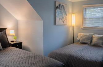 Cozy Pocono Home with a Hot Tub, Fire pit, Karaoke, Games and more! - Foto 12