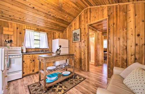 Couples Cabin with Luxury Deck, 1 Mi to Canyon Lake! - Foto 5