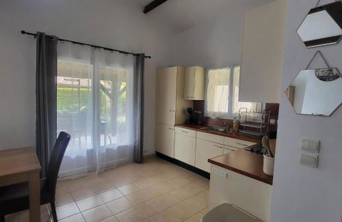 2025 Reno 2-Bed Escape w pool Min to GolfCources - Foto 2