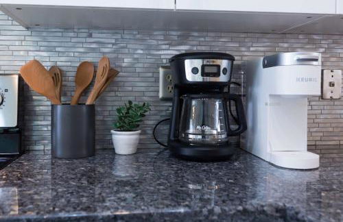 Modern House with Office Cornhole Near Freeways - Foto 12