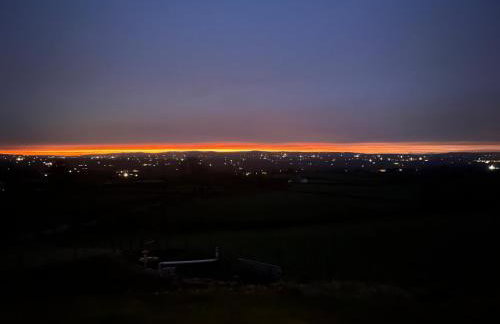 Sunset Retreat Cabin, Private Hot Tub with Mini Cinema Projector & Garden views - Foto 10