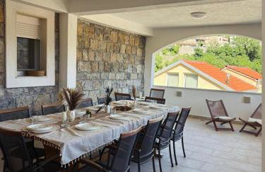 Villa with stunning Mountain Views and Authentic Croatian Stone House near Split and Sea - Photo 3
