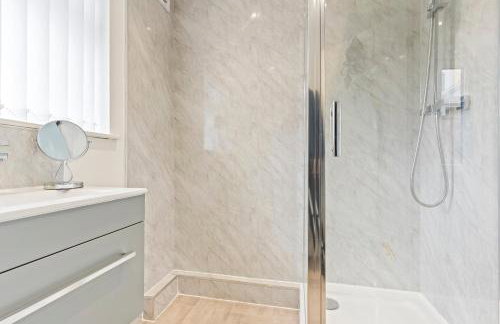 Stylish House - Sleeps 7 - Free Parking, Fast WiFi and Smart TV - Contractors, Groups and Long Stays Welcome by Yoko Property - Foto 12