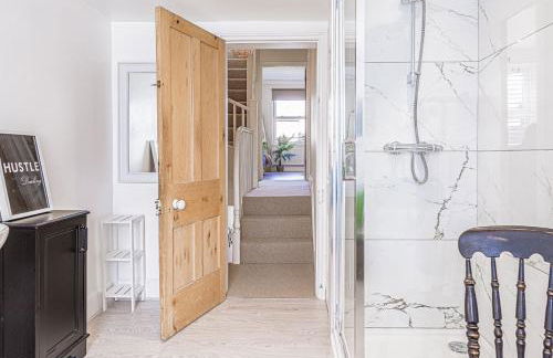 Stunning Townhouse with Large Garden - Sleeps 8! - Photo 38