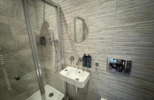 Luxury 6-Bed House - 6 En Suite- Jaquzzi Baths - Private Parking - Suitable for contractors - Foto 58