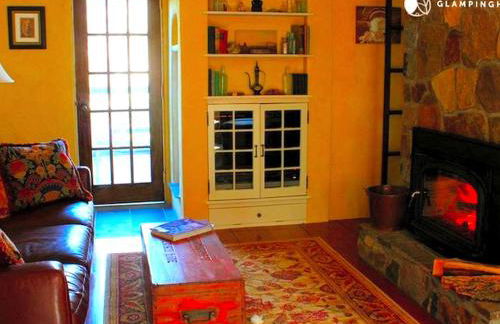 Luxurious Riverfront Cottage with a Hot Tub and a Fireplace near the Twin Lakes, Connecticut - Foto 19