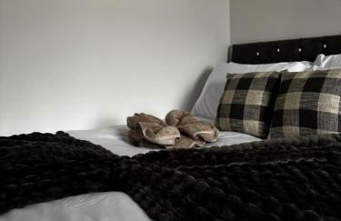 Comfortable 3BR Home, Guests 7, Fast Wi-Fi, & Nearby Pubs - Foto 17