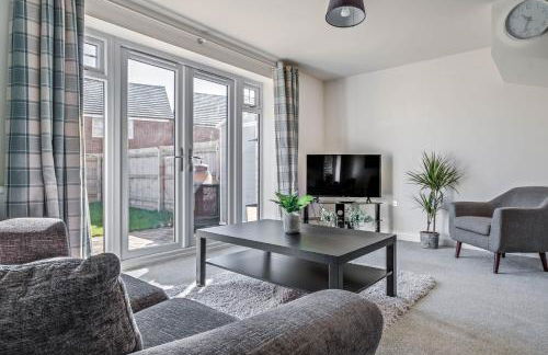 Beautiful and comfortable home away from home with free parking, fast wifi and white crisp hotel standard linen hosted by Our Home Short Stays - Photo 1