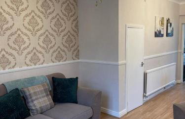 Charming 3-Bed Home Comfortable Stay in Coalville - Photo 11