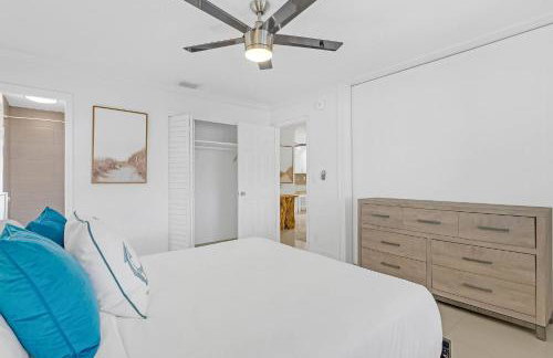 Boca Waterfront • Watch the Boats • Pool & Gym - Photo 8