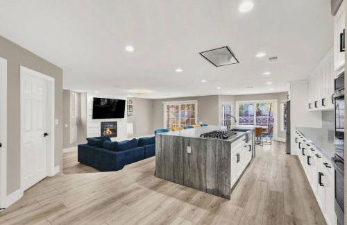 Luxe 5BR Home with Pool BBQNear Strip - Foto 6