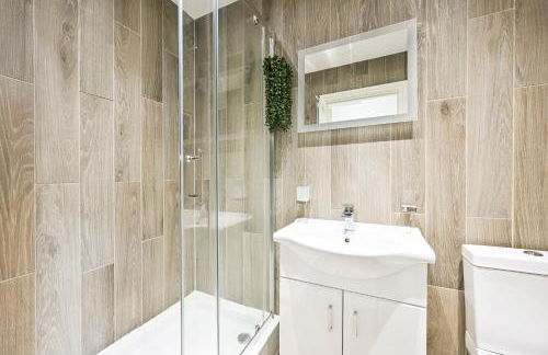 Spacious 1Bed Apt - Steps to Ealing Broadway & Shops - Foto 17