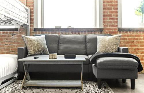 Beautiful Downtown Apartment with Parking, Laundry, & Pool - Photo 26