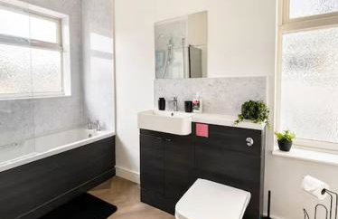 Spacious & Stylish 3-Bed House with Parking, Perfect for Contractors, Minutes from Shops, Cafés & Pubs - Foto 10