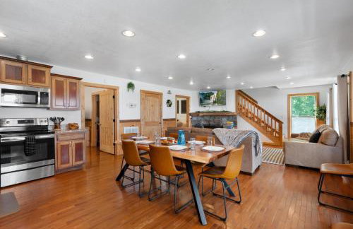 Trails End Cabin with a hot tub fire pit & indoor pool - Foto 7