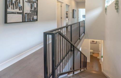 Beautiful Modern 3BR in the Grove ABODEbucks - Photo 24