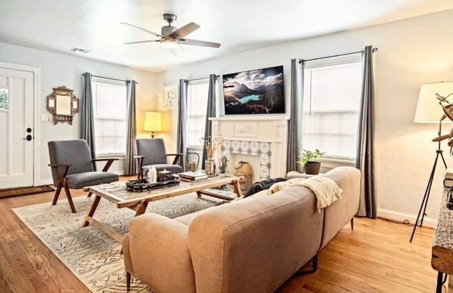 Modern Rustic 3 -bedroom 2 Bathrooms Carport - Photo 2