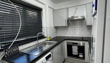 Quiet 2-Bed with Private Garden and Drive - Foto 3, stove