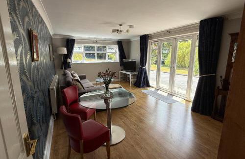 The Nook located in a beautiful garden setting with parking - Foto 6