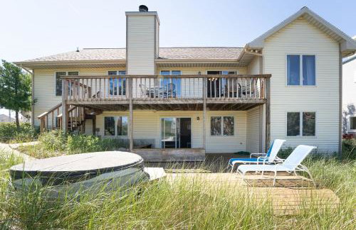 Experience lakeside luxury at Sunset Cove, a spacious 5-bedroom home - Foto 4