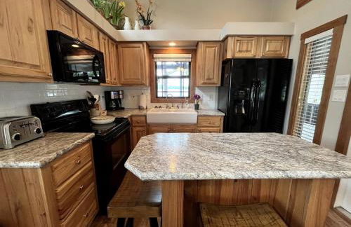 Peaceful Lakefront Tiny Cabin Nestled in the Sabine National Forest for a Romantic Escape in Hemphill, Texas - Foto 12