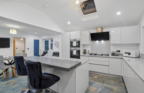 Spacious Modern 4BR Home 2 Luxury Bathrooms Private Parking Near M54, M6, JLR & WV1 - Foto 1