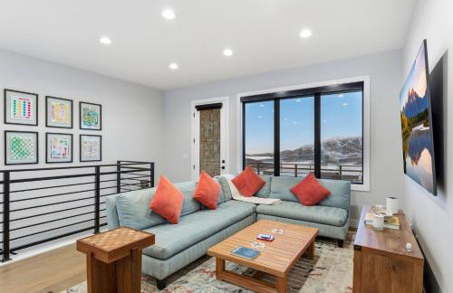 Luxury Hideout w Hot Tub Steam Shower - Photo 11