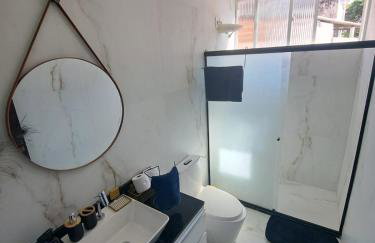 Barra - Espaçoso Apt frente Shopping Barra - 100 m2, 2 quartos, varanda, sala, banheiro e cozinha completa, 2 camas casal, 1 cama de solteiro, 1 sofá cama - Foto 40