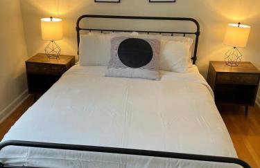 Spacious 4 BR 2BA Home with Bar and Fenced Yard - Foto 31