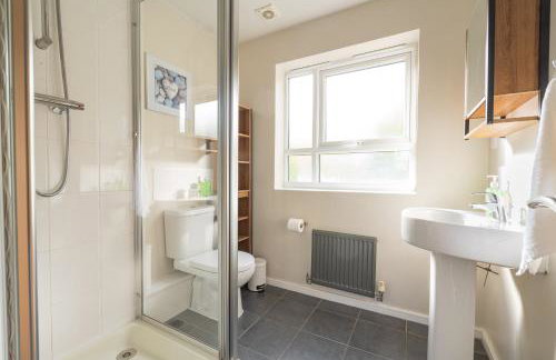 Cheerful 4-bedroom house with multiple car parking - Foto 13