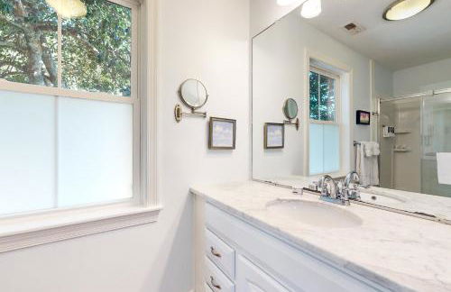 Dog-friendly cottage across from the water in a walkable neighborhood - Foto 19