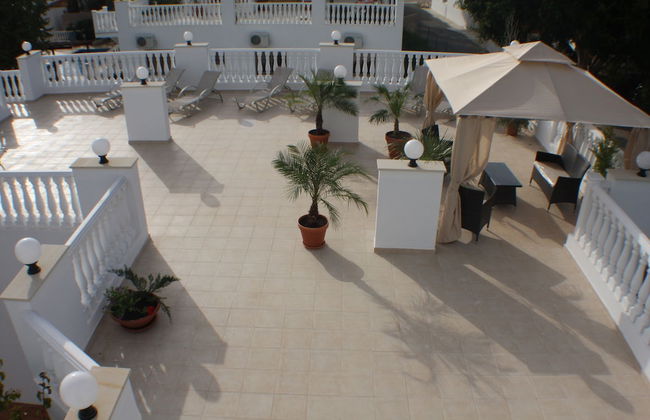 Huge ! Lovely! Private! Villa in The Heart Of Coral Bay! Car Not Essential ! - Photo 30