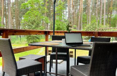 Urocza chatka w lesie nad wodą - Foto 16