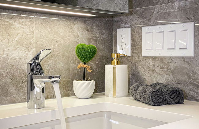 Charming Oasis Close to Airport & Downtown - Photo 27