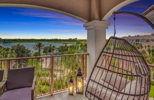Top floor condo with view of lake, pool and fireworks! Next to Convention Center! - Foto 2