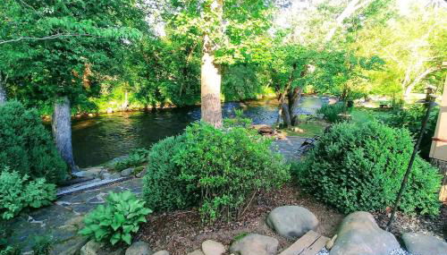 Water's Edge, Covered Porch, Deep Creek as your Backyard Haven, Hot Tub, Pool Table, Fire Pit, Close to Town & Entrance to National Park - Foto 2