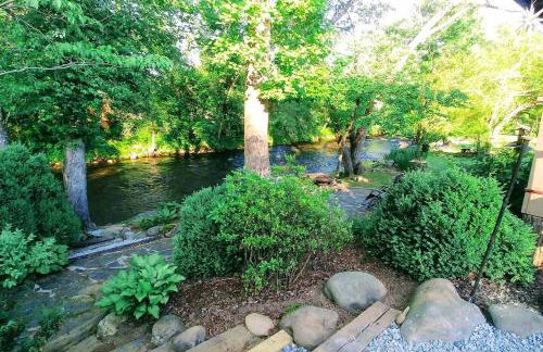 Water's Edge, Covered Porch, Deep Creek as your Backyard Haven, Hot Tub, Pool Table, Fire Pit, Close to Town & Entrance to National Park - Foto 2
