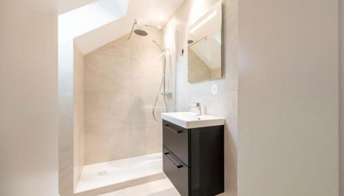 Chez Lilly - Neuf - Haut de Gamme - Tram - Proche centre-ville - Tout confort - Climatisation - Foto 4, Shower