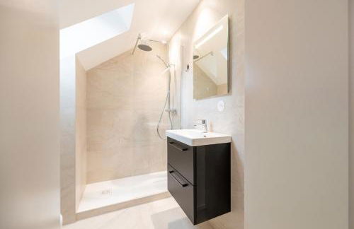 Chez Lilly - Neuf - Haut de Gamme - Tram - Proche centre-ville - Tout confort - Climatisation - Foto 4