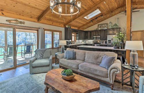 Renovated Riverfront Retreat with Deck and Grill! - Foto 7