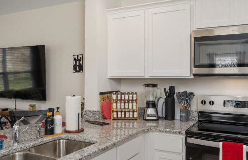 Stylish 3BR Getaway across Bristol Speedway - Foto 11