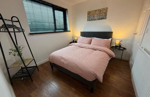 Stylish & Cosy Home in Bridgend with free parking - Photo 6