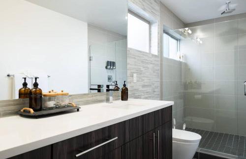 Designer Urban Retreat w Rooftop Deck & Fireplace - Foto 58