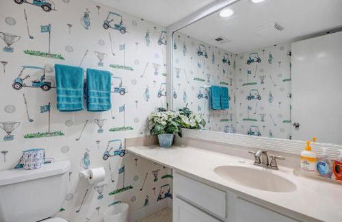 Beachy Vibes - 2BR w lake views & screened sunroom - Foto 32