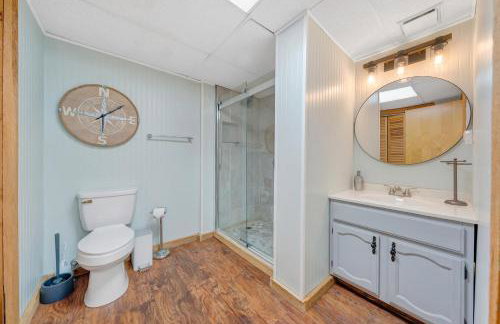 Lakeside Lodge - Lakefront home with private dock & hot tub - Foto 43