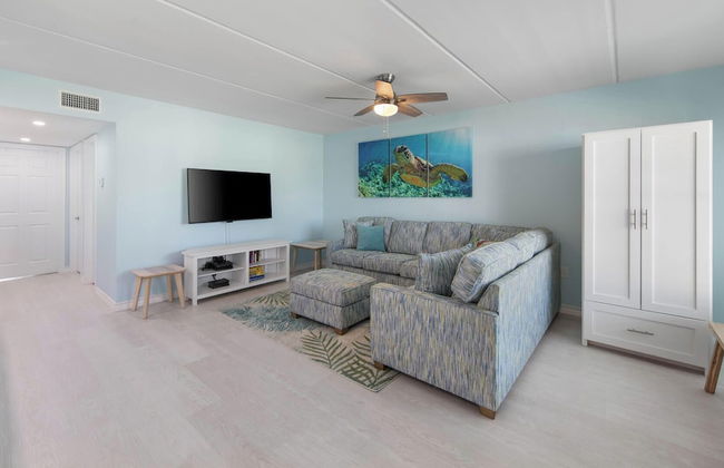 Modern Retreat, Block to Beach w Pool & Balcony - Foto 8