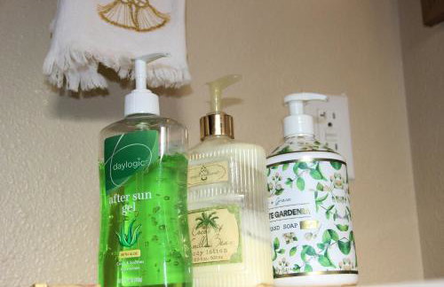 Bright 3 bedroom home with full kitchen, fenced backyard, sports court and free parking - Foto 25