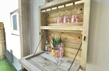 The Jungle Apartment - by Coastline Retreats - Jungle Themed Garden Apartment - Outdoor Bath - Next to Seafront - Childrens Toys - Superfast Wifi - Netflix - Disney - Foto 15