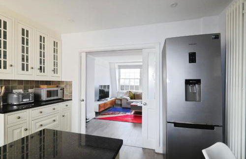 Large 3 bedrm apartment in heart of Theatre Land - Photo 15