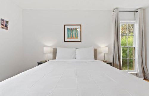 Large Fenced Yard near Midtown- Shamrock Stay - Foto 43